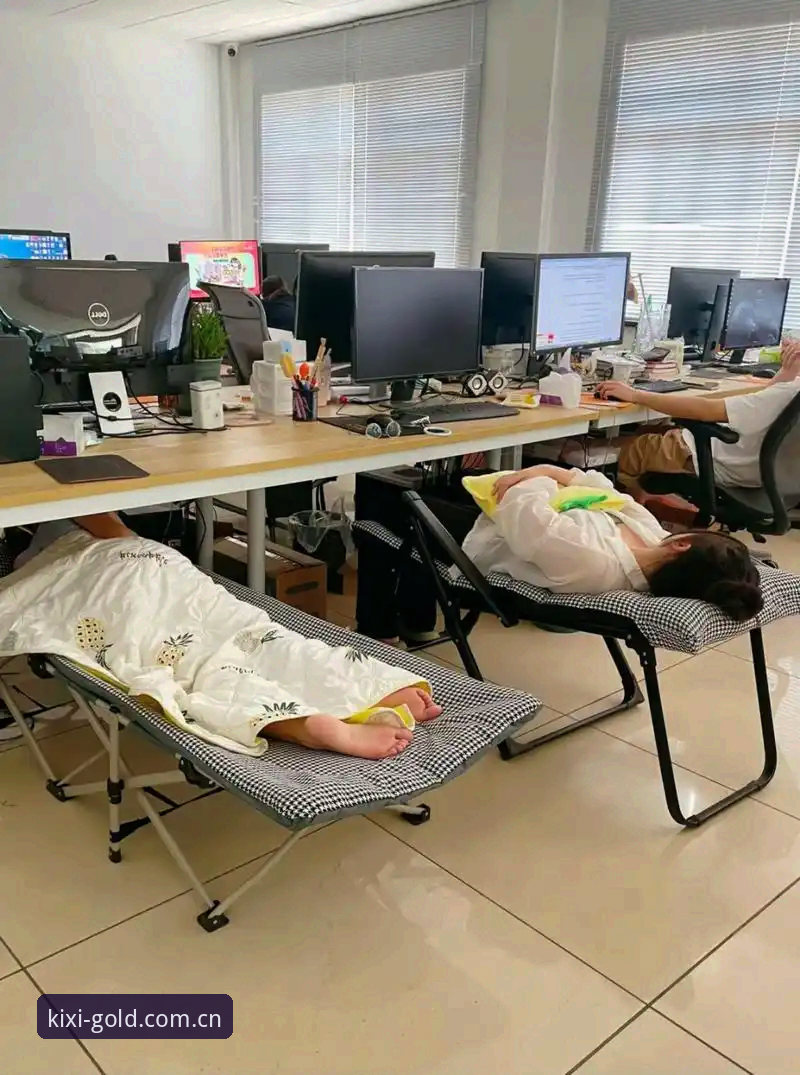 周六下午三点，办公室的同事陆陆续续都走了，只剩我一人在工位上加班看球。电脑里放着直播，手机开着群聊，随时要跟几个说话快得飞起的哥们儿对暗号，免得谁记错了实时比分被打脸。碰巧这时领导发来条急活儿，我不慌不忙锁了屏幕，用手机打开了金喜体育官方入口网站手机版，在进度条没弹出来之前就把直播切到了桌面小窗。画面不卡不顿，右上角显示着第67分钟，客队刚刚扳回一球。